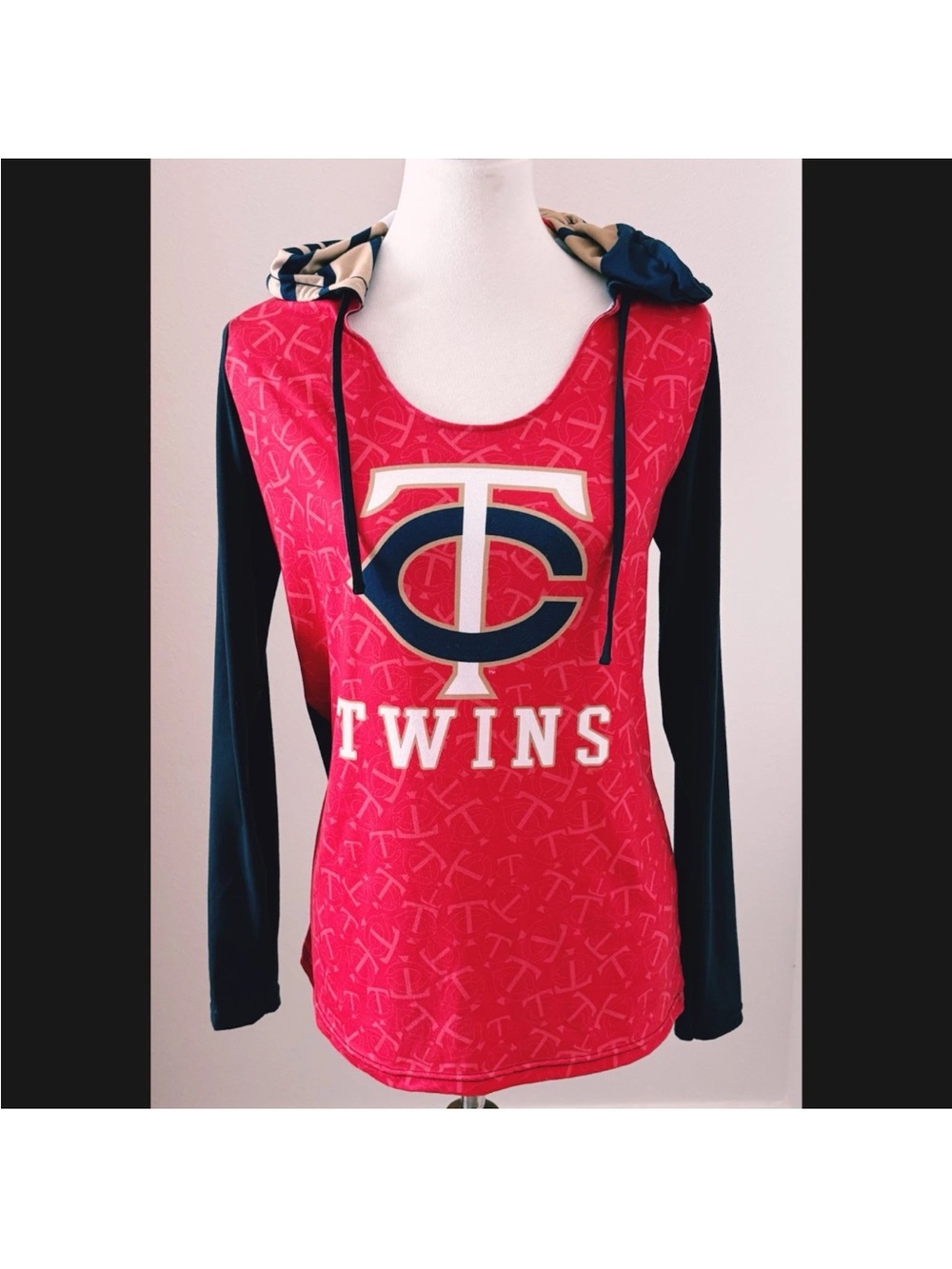 Minnesota Twins Major League Fitness Hoodie Pullover Women's
Medium MLB
